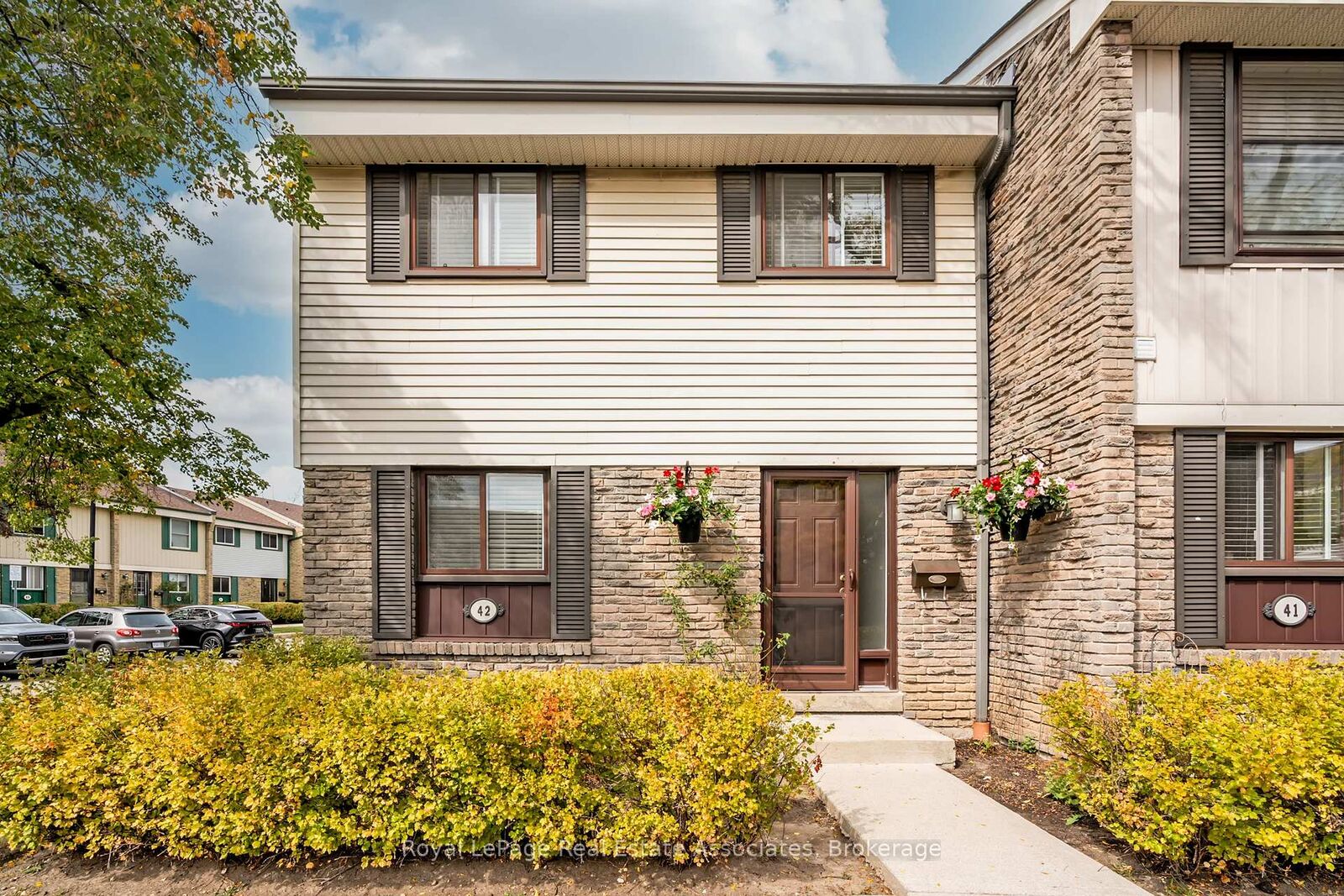 Property Photo:  2779 Gananoque Drive 42  ON L5N 2E4 