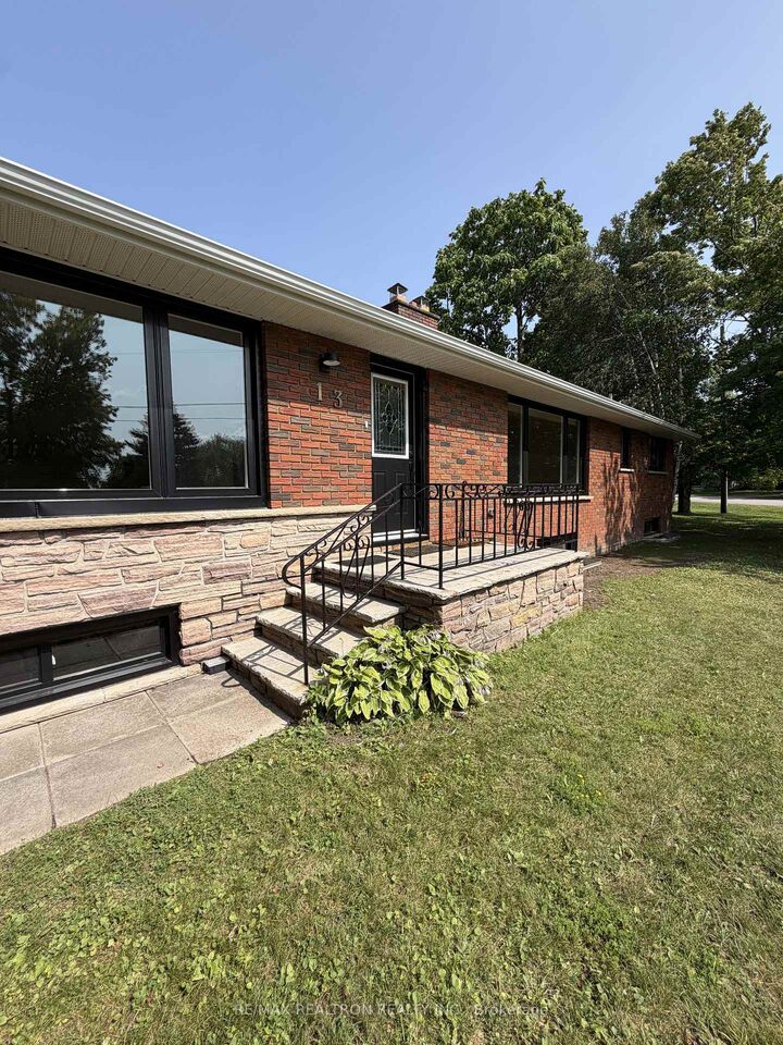 Photo de la propriété: 13 Circle Ridge Drive ON L4P 2H2