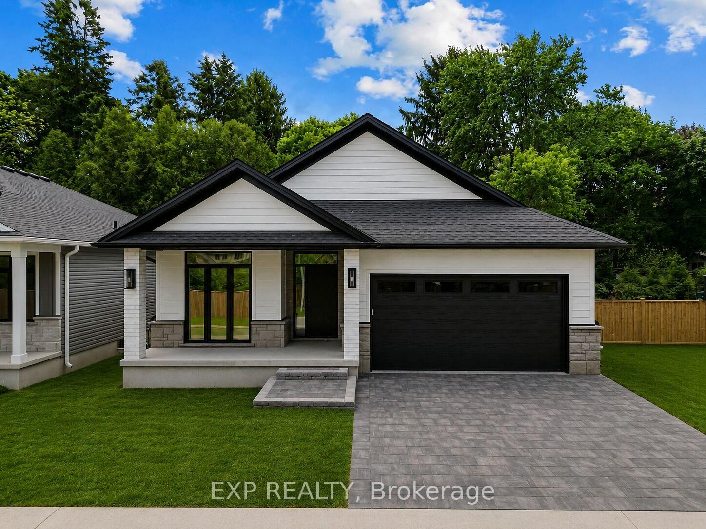 Photo de la propriété:  430 Head Street N 30  ON N7G 2K2 
