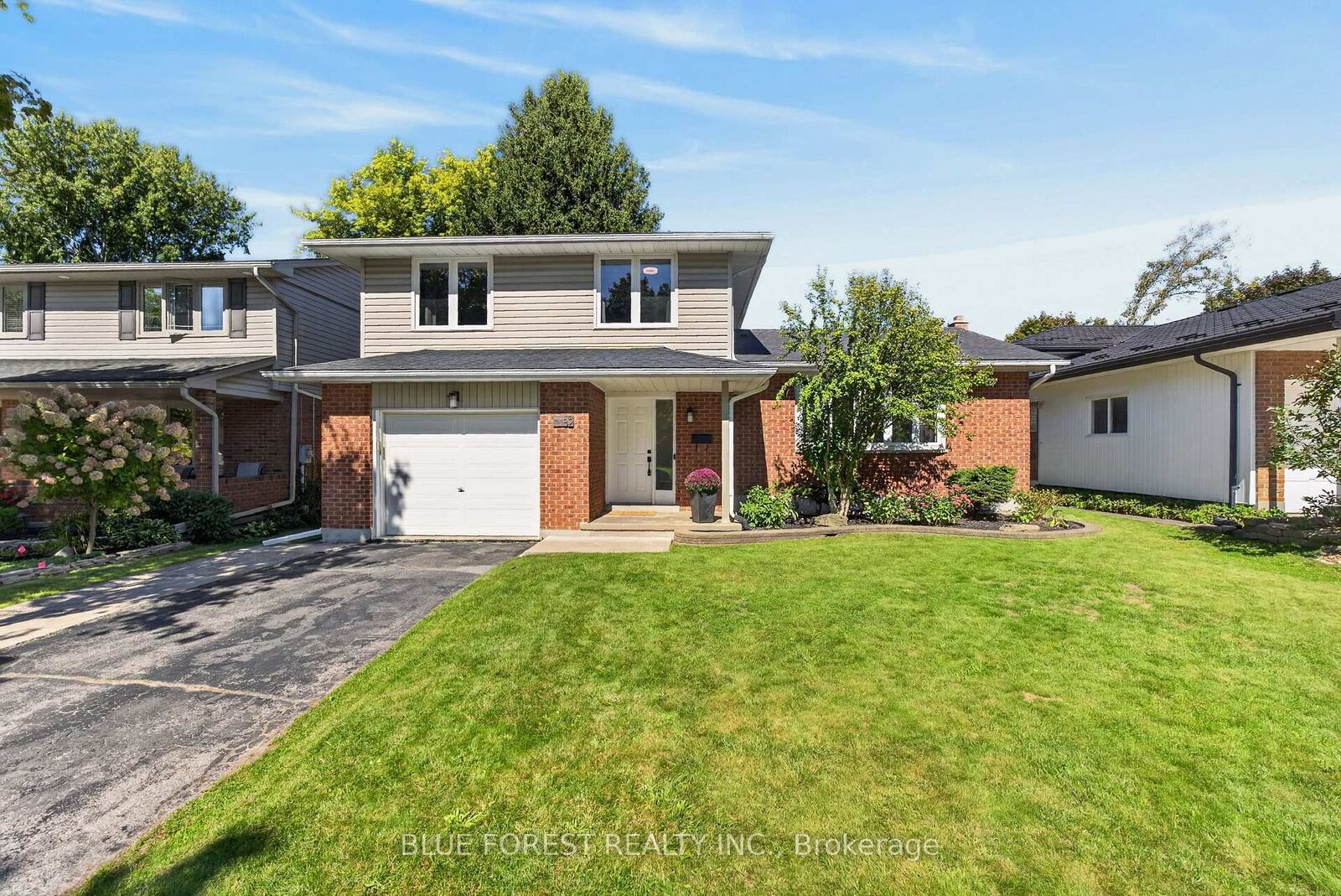 Property Photo: 32 Meadowview Road ON N6J 4E6