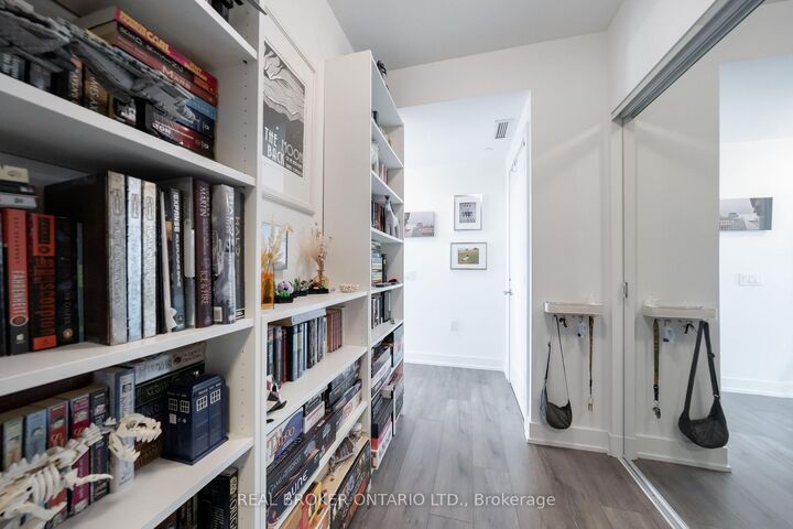 Property Photo:  575 Bloor Street E 2108  ON M4W 0B2 