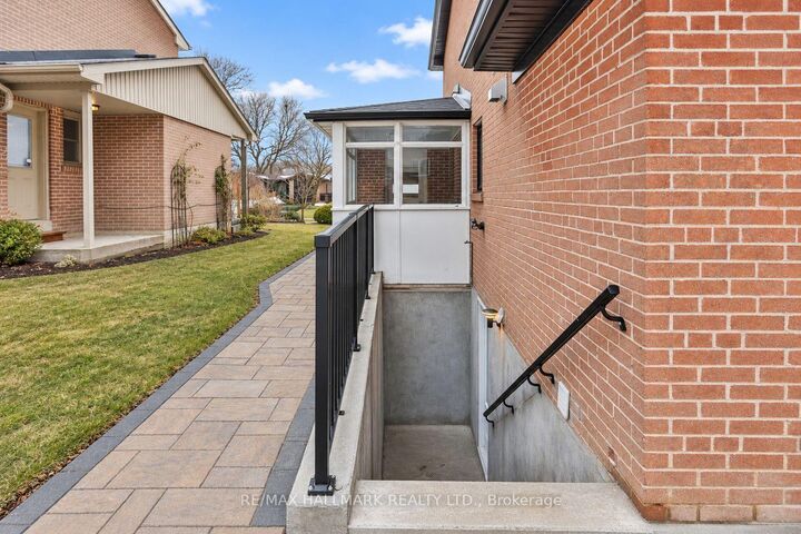 Property Photo:  18 Aldenham Crescent Lower  ON M3A 1S2 