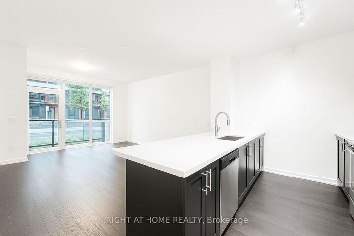 Property Photo:  4055 Parkside Drive Th15  ON L5B 0K8 
