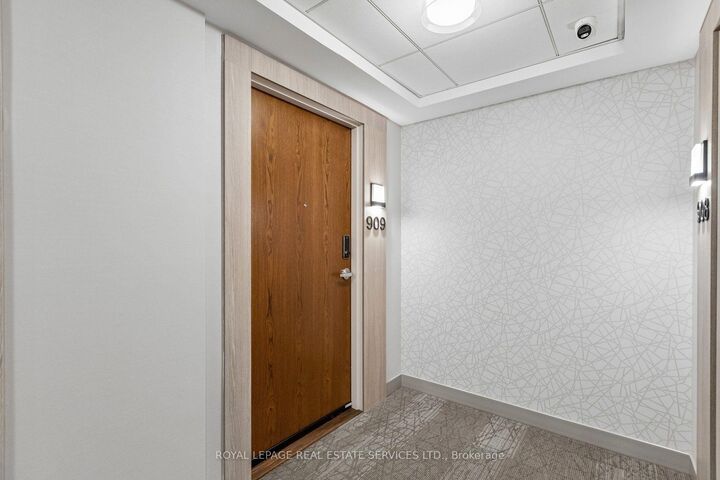 Property Photo:  30 Francis Street S 909  ON N2G 0H1 