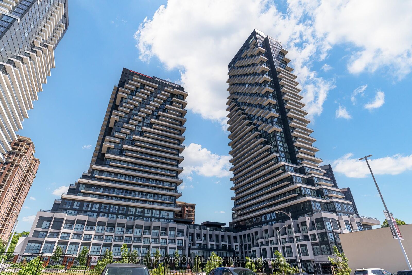 Property Photo:  30 Inn On The Park Drive 1810  ON M3C 0P7 