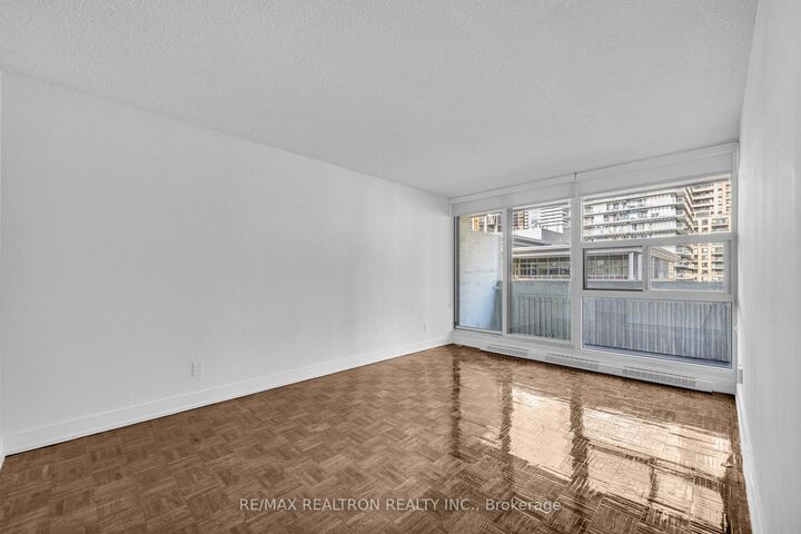 Property Photo: 33 Isabella Street 1811 ON M4Y 2P7