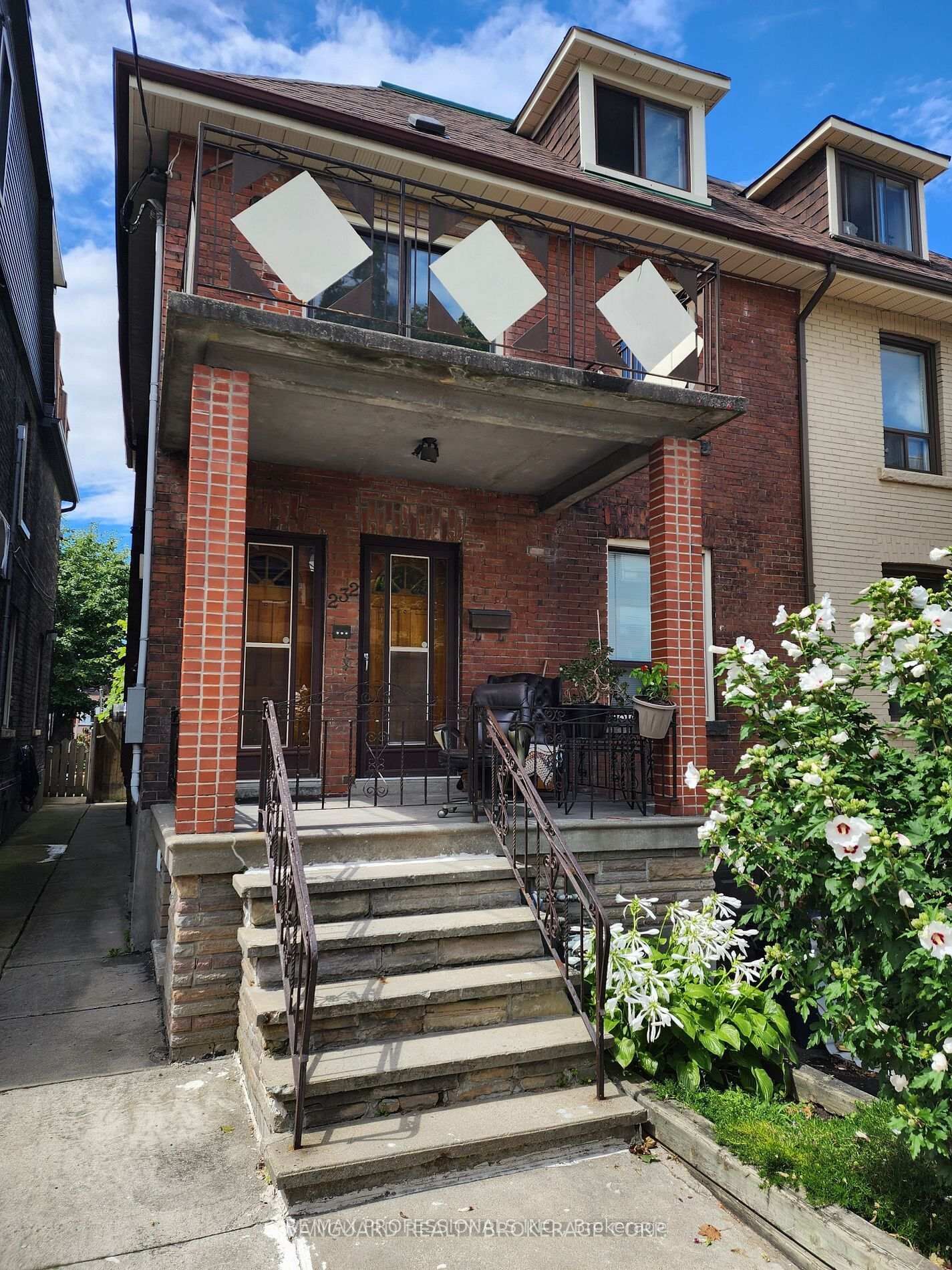 Property Photo:  232 Montrose Avenue 2nd Floor  ON M6G 3G7 