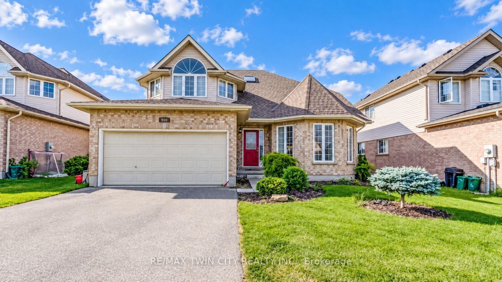 Property Photo:  920 Marl Meadow Court  ON N2R 1L4 