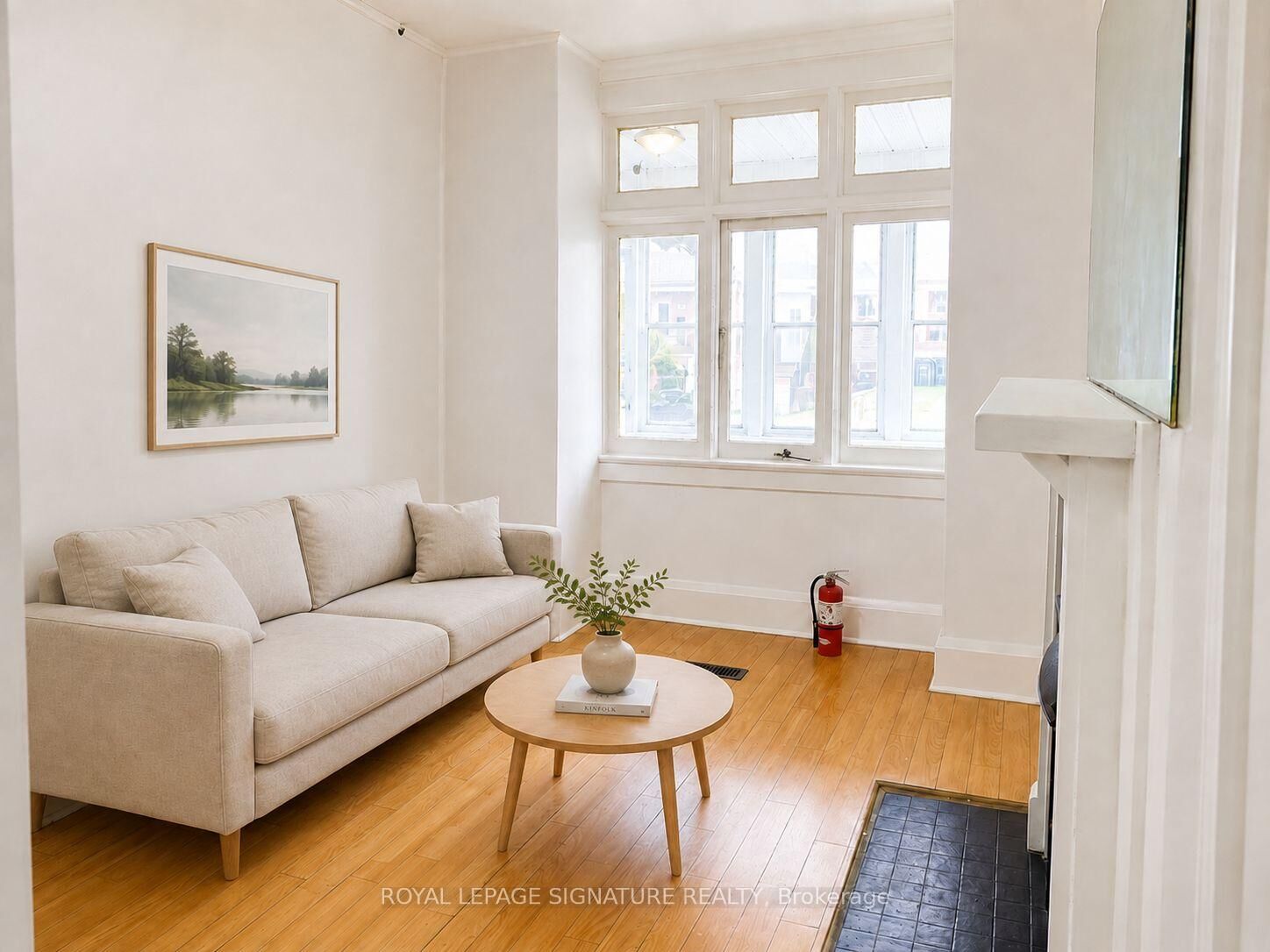 Property Photo:  916 Woodbine Avenue  ON M4C 4B7 