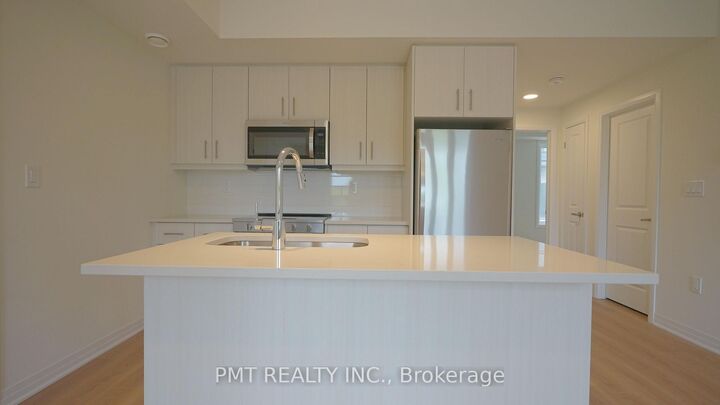 Property Photo:  737 Front Royal Street 5  ON L4Y 0G6 
