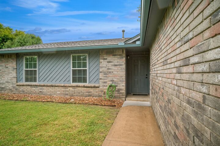 Property Photo:  14004 S Poplar Street  OK 74033 