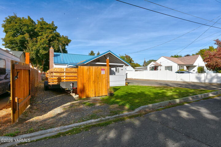 Property Photo: 1106 S 31st Ave WA 98902
