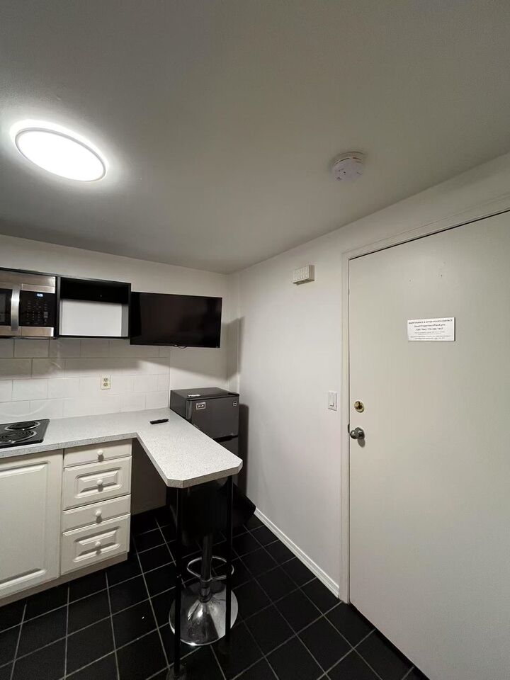 Property Photo:  1517 Comox Street 5  BC V6G 1P3 
