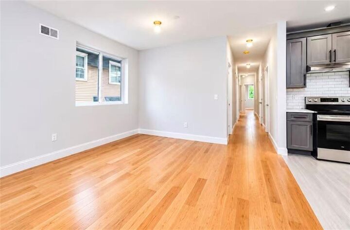 Property Photo: 22 Hope Avenue 2F NY 10305