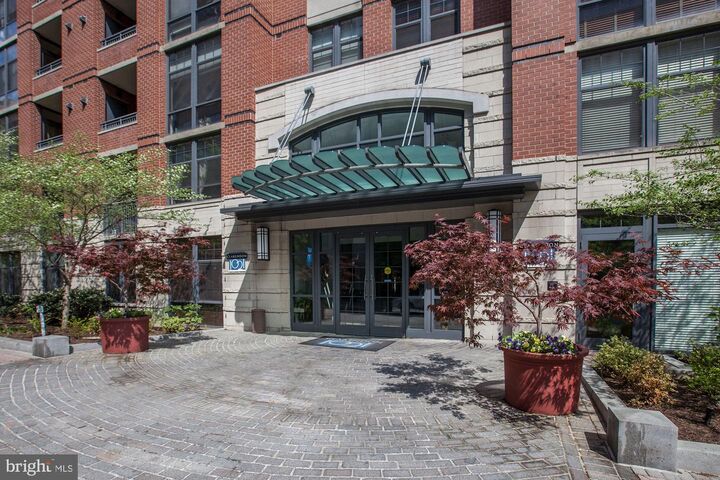 Property Photo:  1021 N Garfield Street 428  VA 22201 