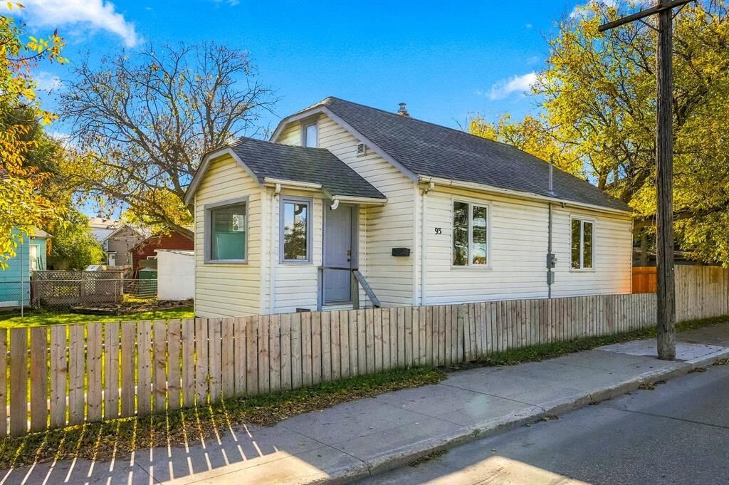 Property Photo:  93 Gateway Road  MB R2L 1T3 