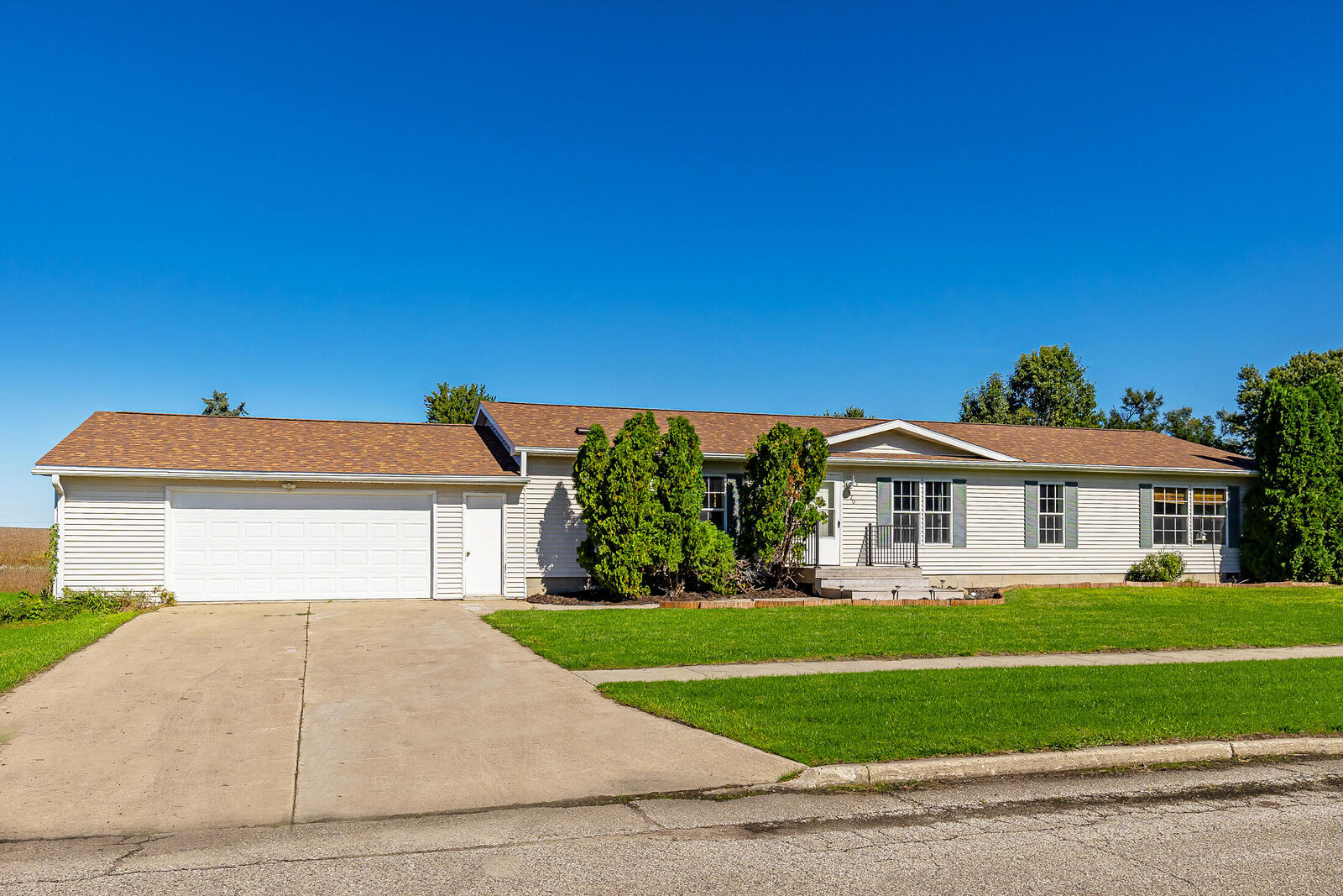 Property Photo: 920 Greenview Street IA 50134