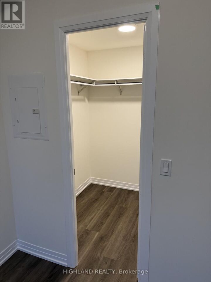 Property Photo:  15 Watergarden Drive 2208  ON L5R 0H4 