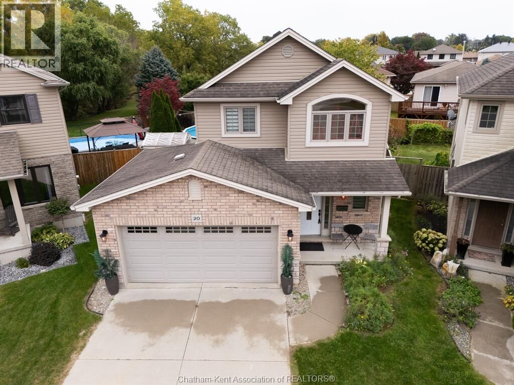 Property Photo:  20 Golodenrod Court Northeast  ON N7L 0A2 