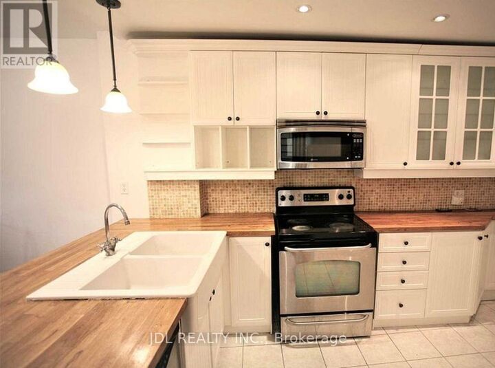 Property Photo:  298 Robert St Street  ON M5S 2K8 