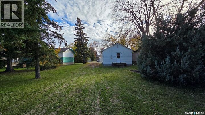 Property Photo:  817 98th Avenue  SK S0E 1T0 