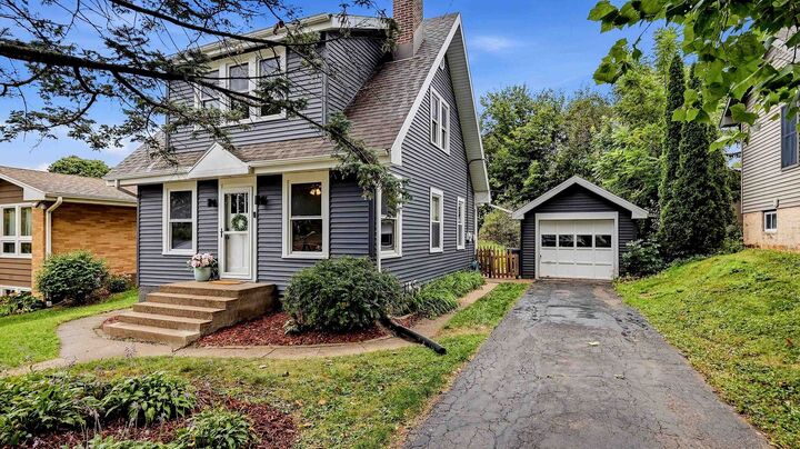 Property Photo: 686 Perry Street IA 52003