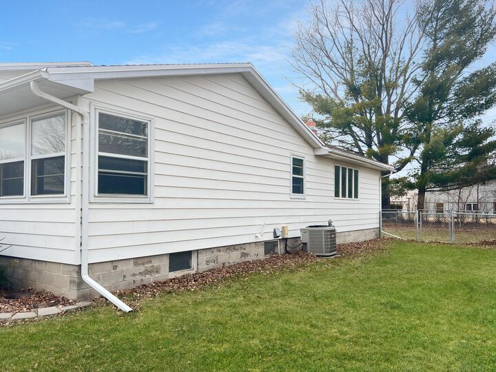 Property Photo:  1122 S State Street  MN 56031 