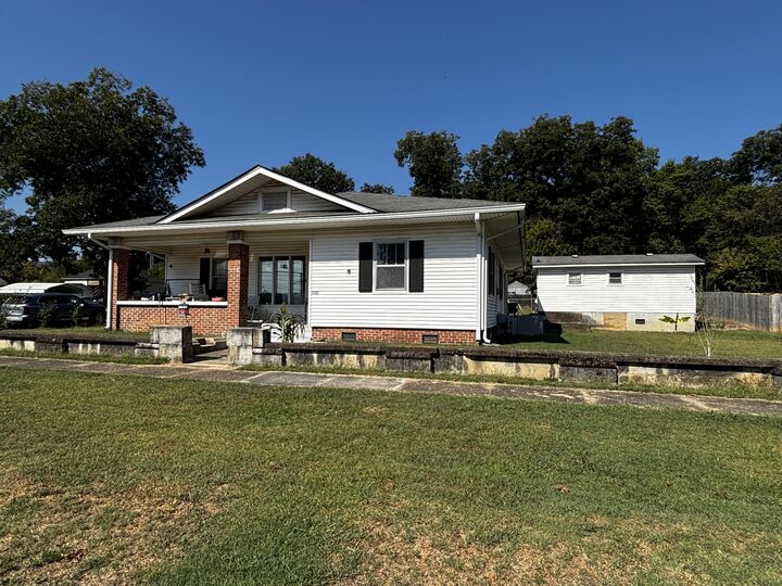 Property Photo:  1018 Elm Avenue  TN 37380 