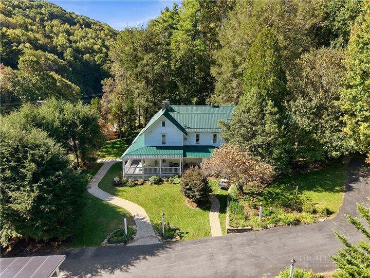 Property Photo:  404 Old Bristol Road  NC 28607 