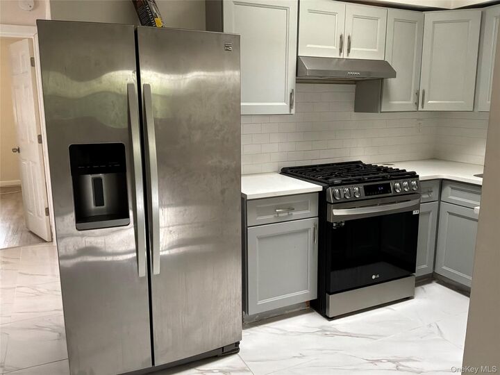 Property Photo:  1020 E 213th Street  NY 10469 