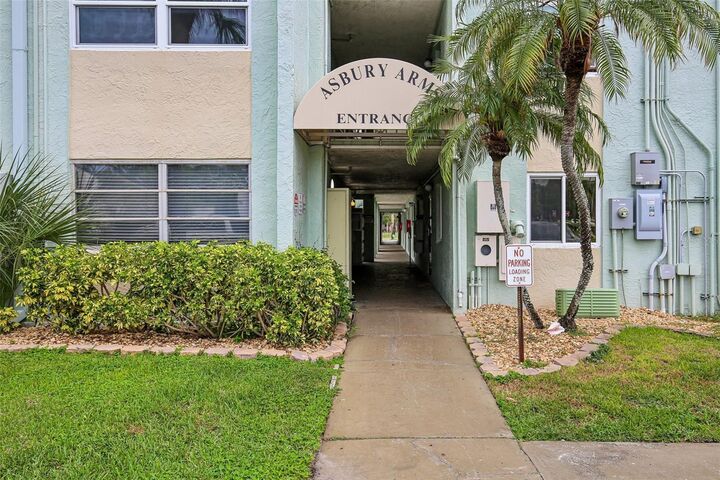 Property Photo:  801 83rd Avenue N 511  FL 33702 