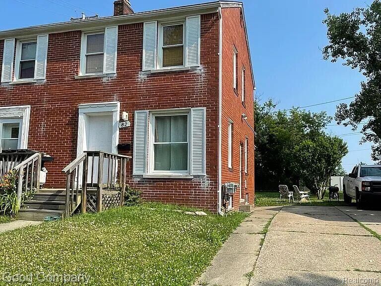 Property Photo:  82 Spokane Drive  MI 48341 1161 