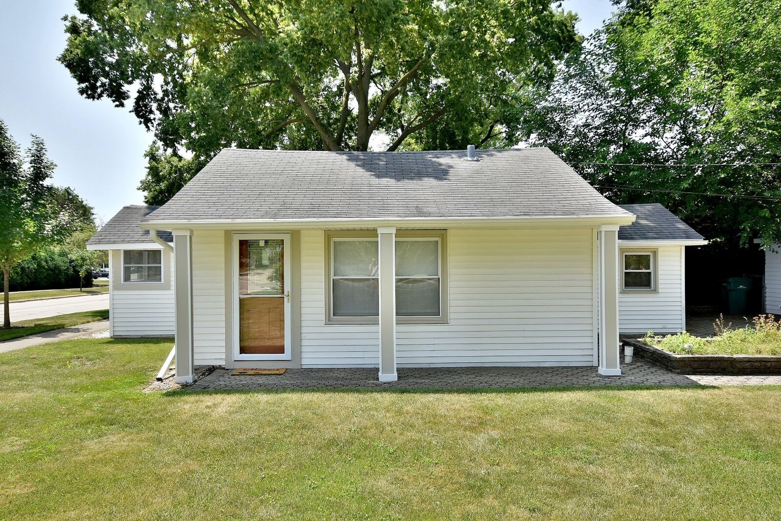 Property Photo:  149 E Strong Street  IL 60090 