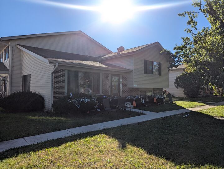 Property Photo:  2S758 Winchester Circle 3  IL 60555 