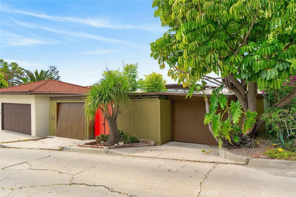 Property Photo:  2137 Mayview  CA 90027 