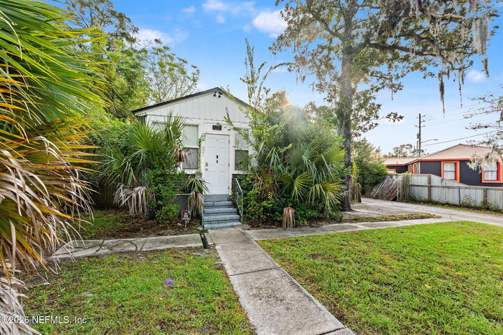 Property Photo: 821 Bunker Hill Boulevard FL 32208