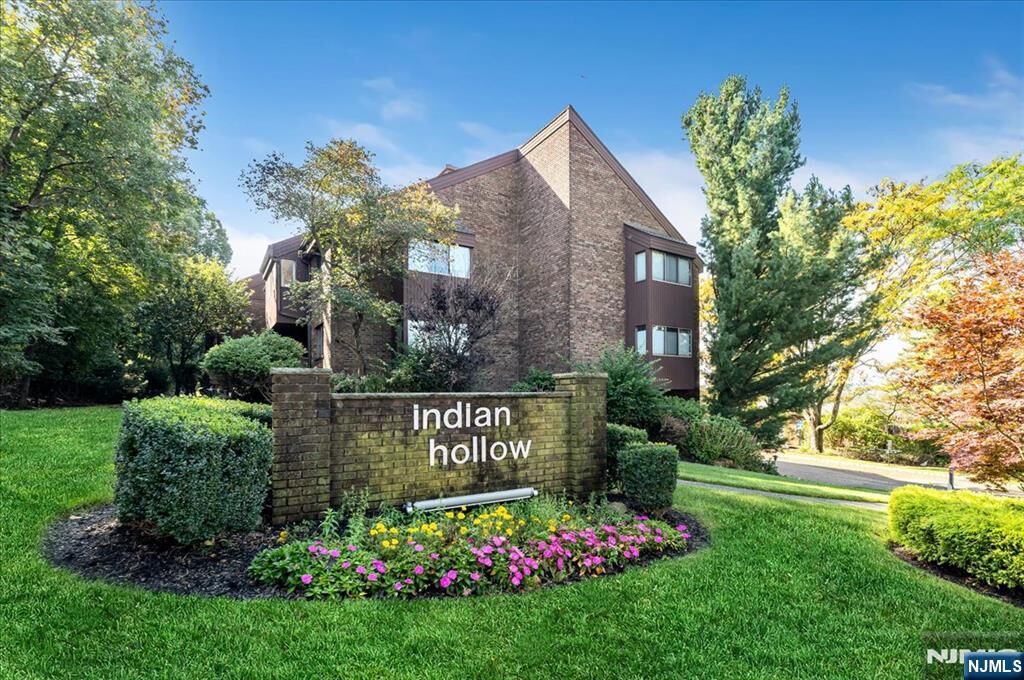 Property Photo:  132 Indian Hollow Court  NJ 07430 