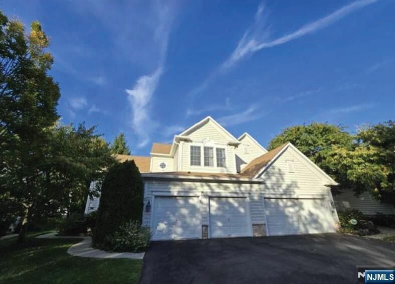 Property Photo:  68 Buckthorn Court  NJ 07652 