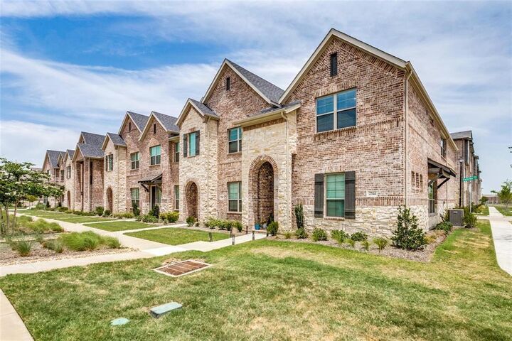 Property Photo:  2744 Parkview Place  TX 75067 