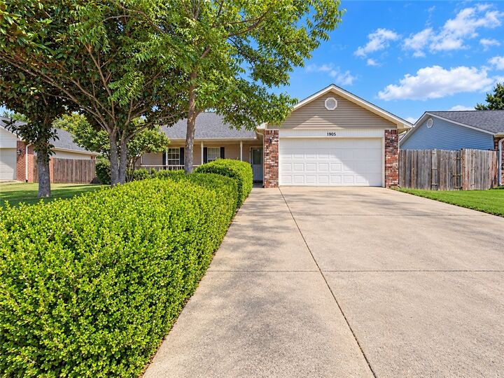 Property Photo: 1905 S E Street AR 72758