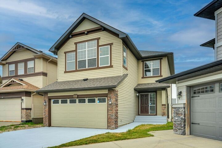 Property Photo:  109 Pantego Terrace NW  AB T3K 0J9 