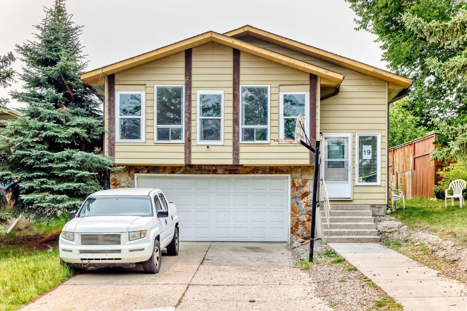 Property Photo:  19 Berwick Crescent NW  AB T3K 1P7 