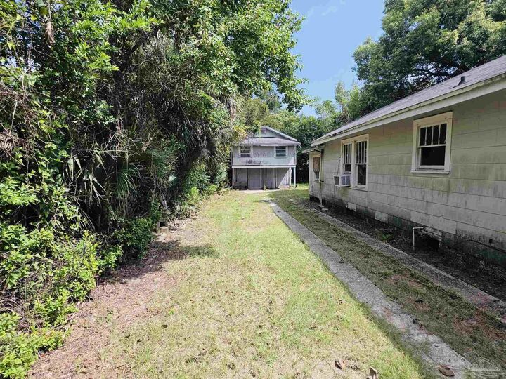 Property Photo:  204 N E St  FL 32502 