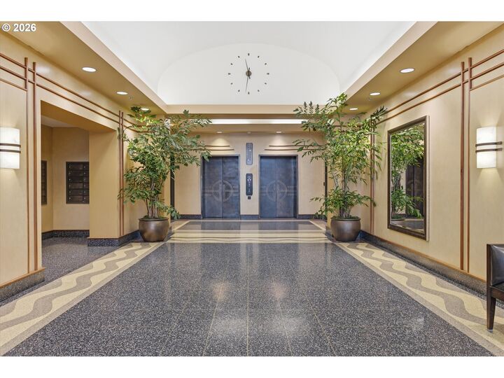 Property Photo:  420 NW 11th Ave 712  OR 97209 