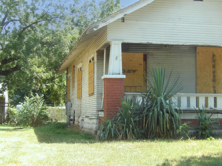 Property Photo:  2032 S Main St  KS 67213 