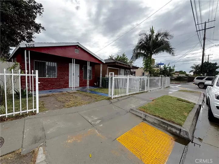 Property Photo:  2202 E Stockwell  CA 90222 