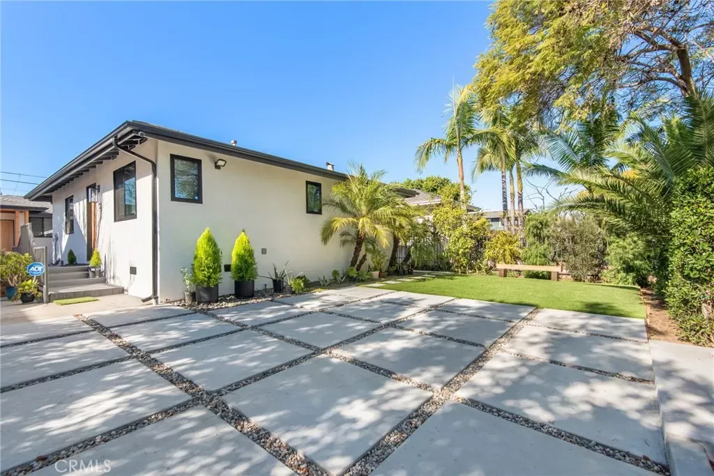 Property Photo: 3007-3009 S Hobart Boulevard CA 90018