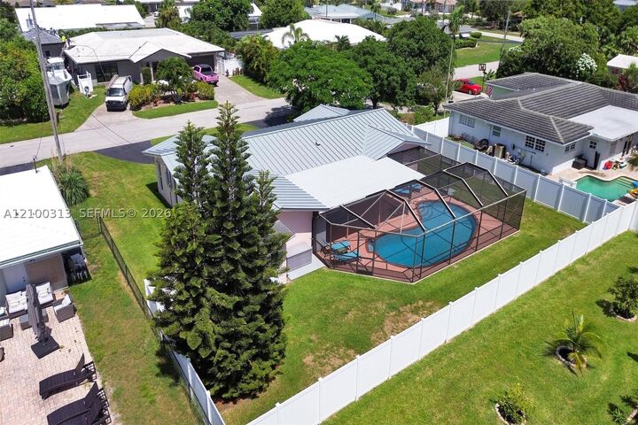 Property Photo: 1014 SE 14th Ave FL 33441