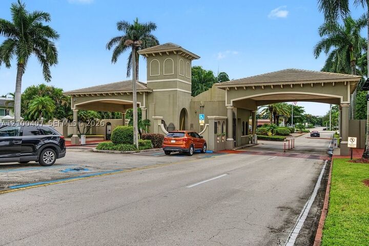 Property Photo: 2304 Lucaya Ln N4 FL 33066