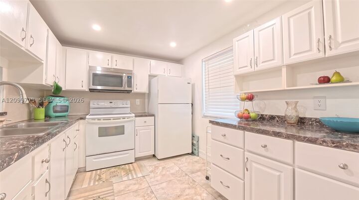 Property Photo: 311 SE 3rd St 209 FL 33004